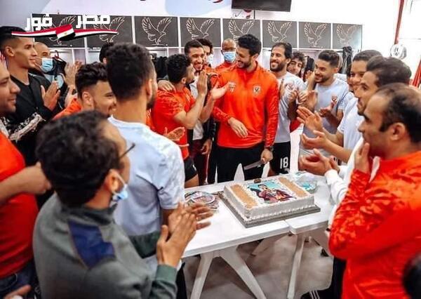 لاعبو الأهلي يحتفلون بعيد ميلاد الشناوي 