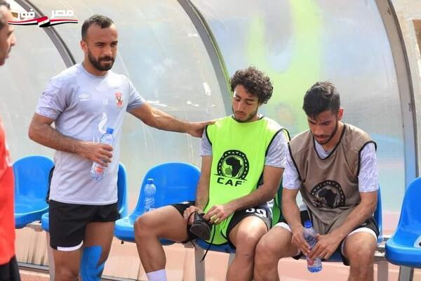 موسيماني و لاعبو الأهلي يطمئنون علي حالة محمد هاني
