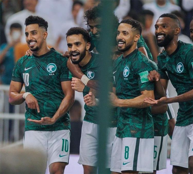 منتخب السعودية يتلقى ضربة موجعة خلال مباراة بولندا في كأس العالم 