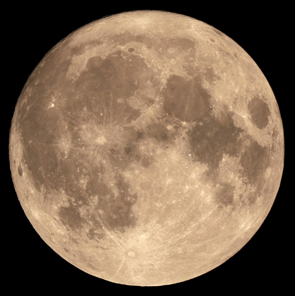 ما هي ظاهرة القمر العملاق ويكيبيديا