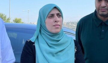فيديو الناشطة الفلسطينية آية خطيب تسلّم نفسها لسلطة السجون